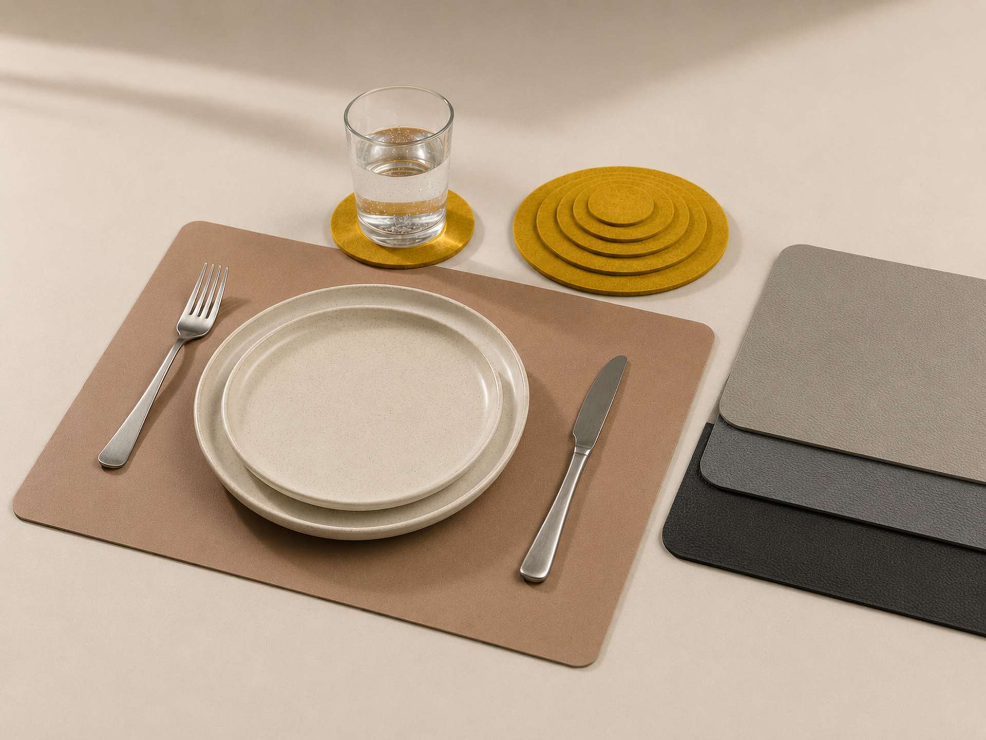 Moderne Tischsets und Untersetzer auf einem gedeckten Tisch