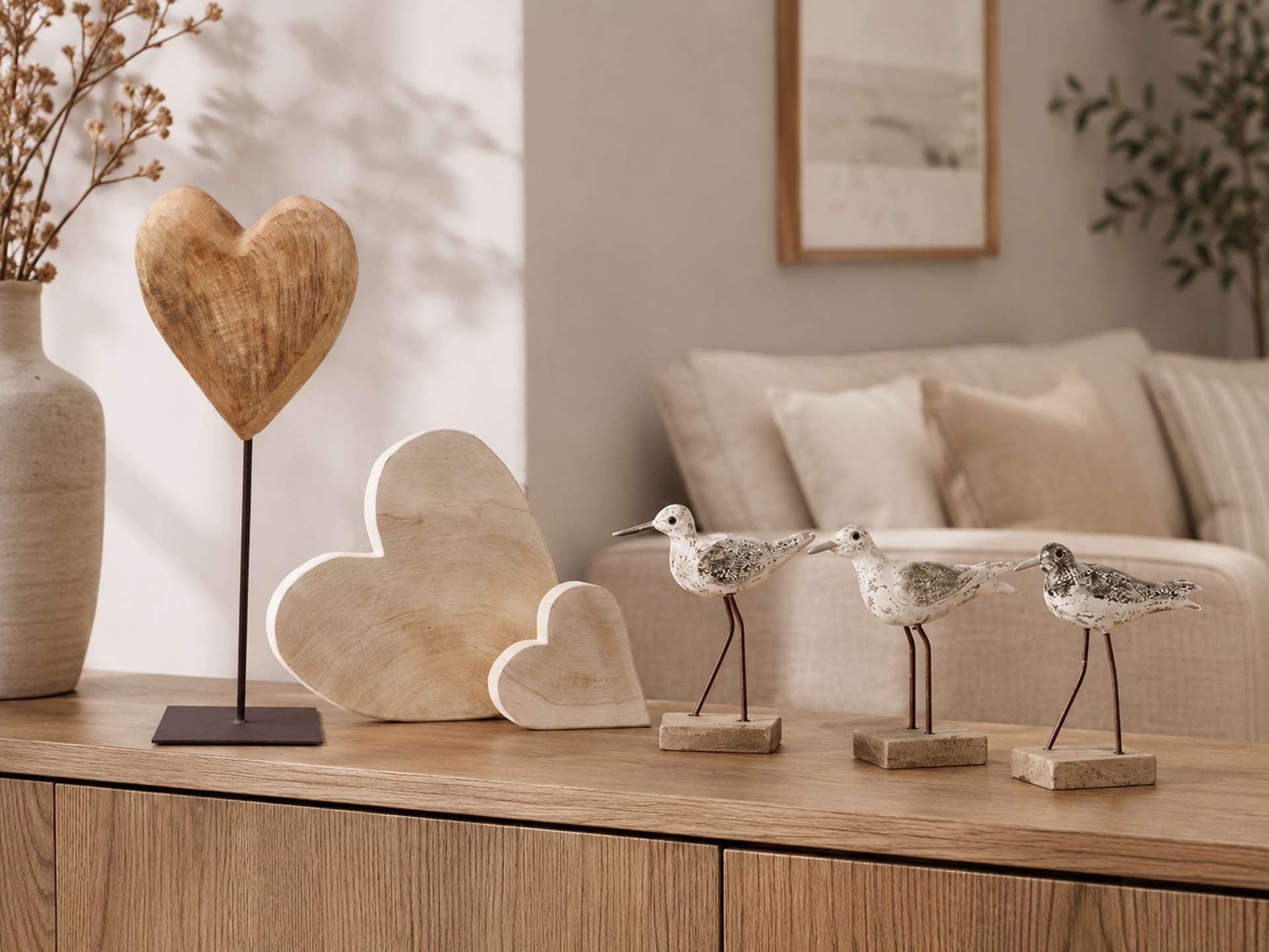 Dekorative Holzobjekte und Figuren aus natürlichen Materialien