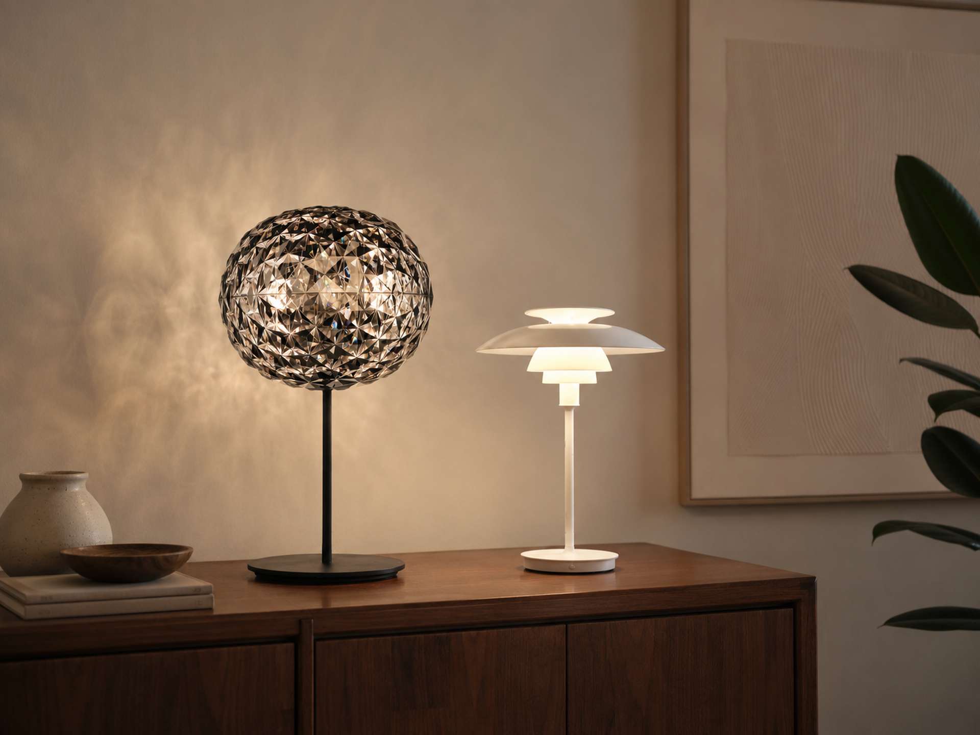 Tischlampen entdecken Moderne Designer-Tischlampe auf einem stilvollen Schreibtisch