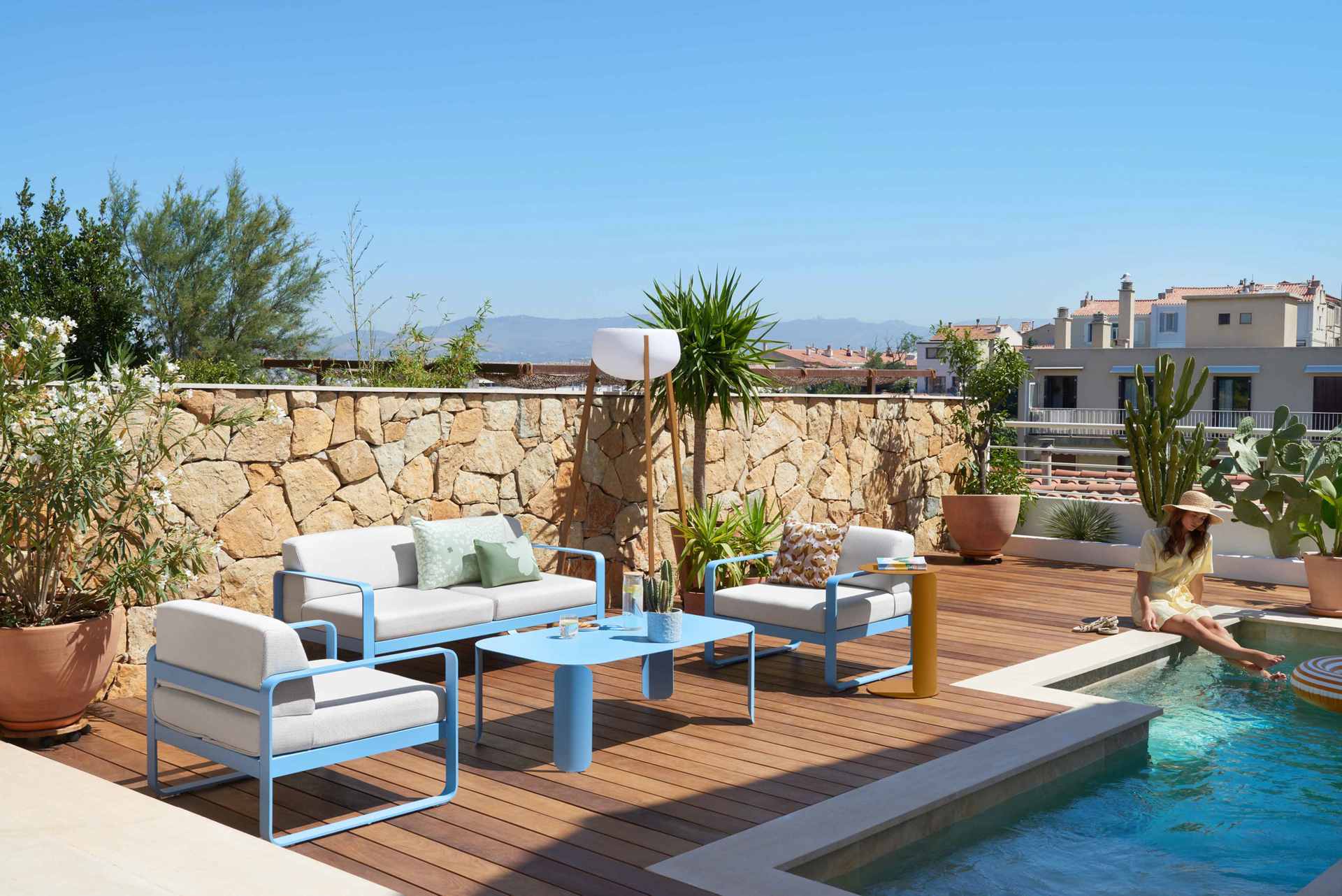 fermob solar stehleuchte yunos auf terrasse