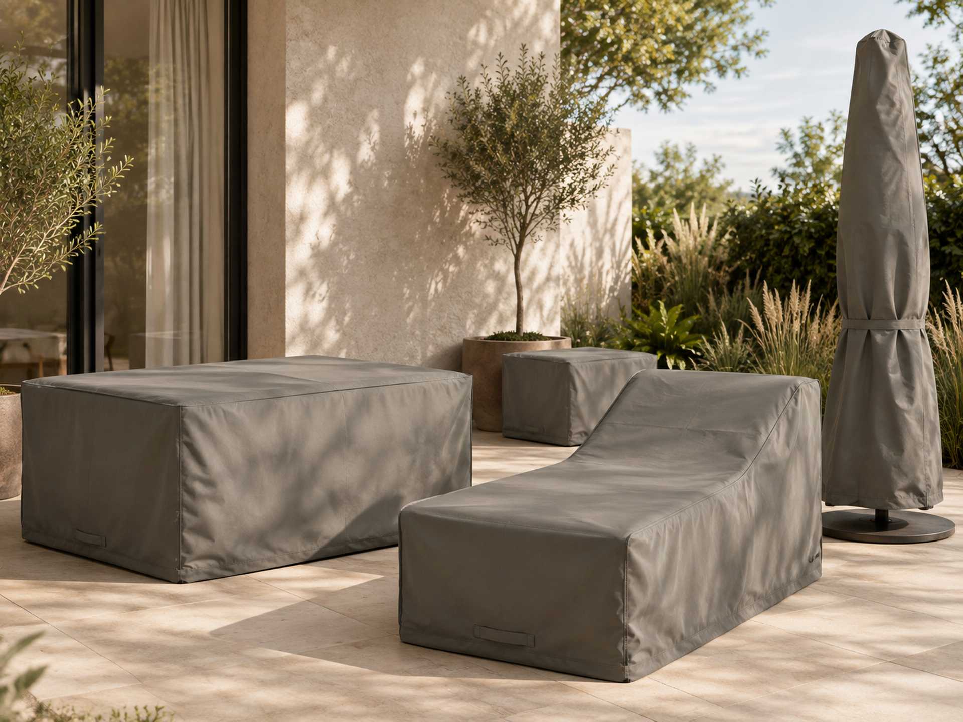 Outdoor Schutzhüllen entdecken Outdoor Schutzhülle auf Gartenmöbeln im Außenbereich