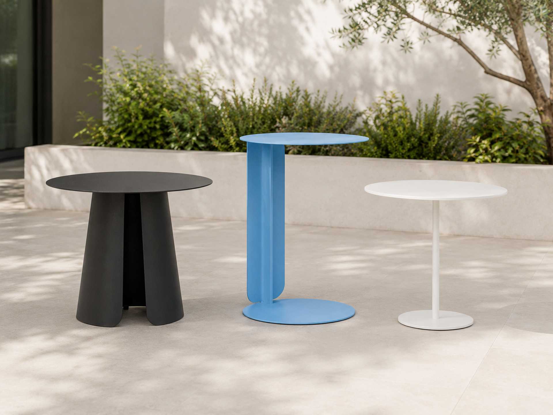 Outdoor-Beistelltische als flexible Ablage neben Stuhl, Sessel oder Sonnenliege