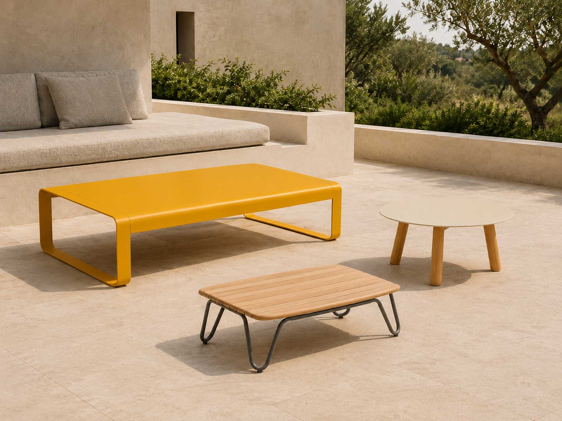 Outdoor-Loungetische als zentrale Ablage vor Sofas und Loungegruppen