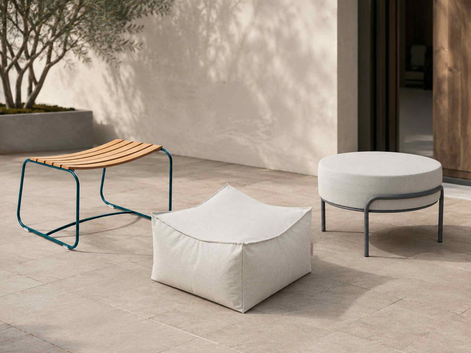 Outdoor Loungehocker und Fußablagen als Ergänzung zum Loungeplatz