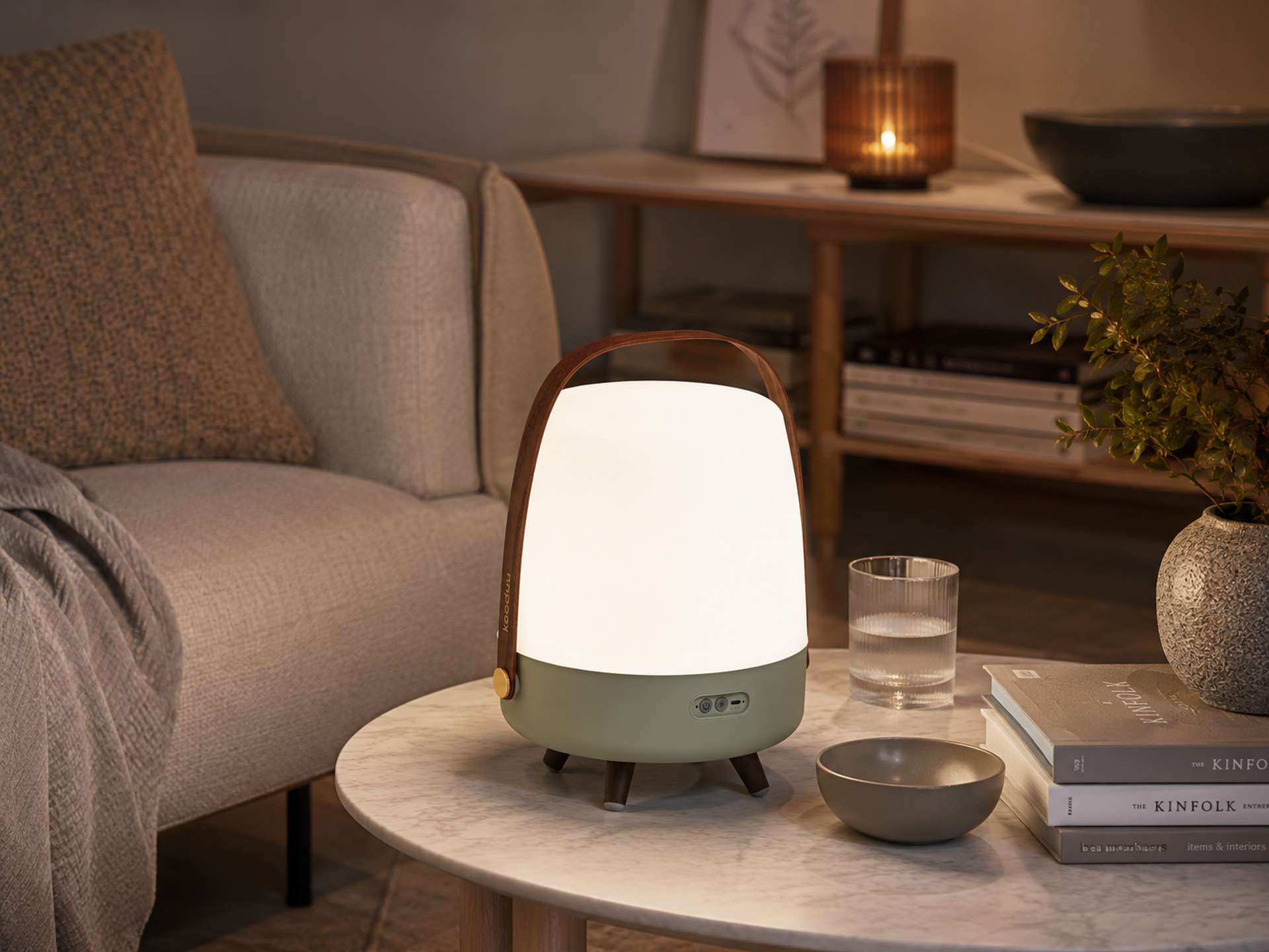 BLuetooth Lautsprecher mit Licht entdecken Schlichter Lautsprecher mit Licht in einem modernen Wohnraum