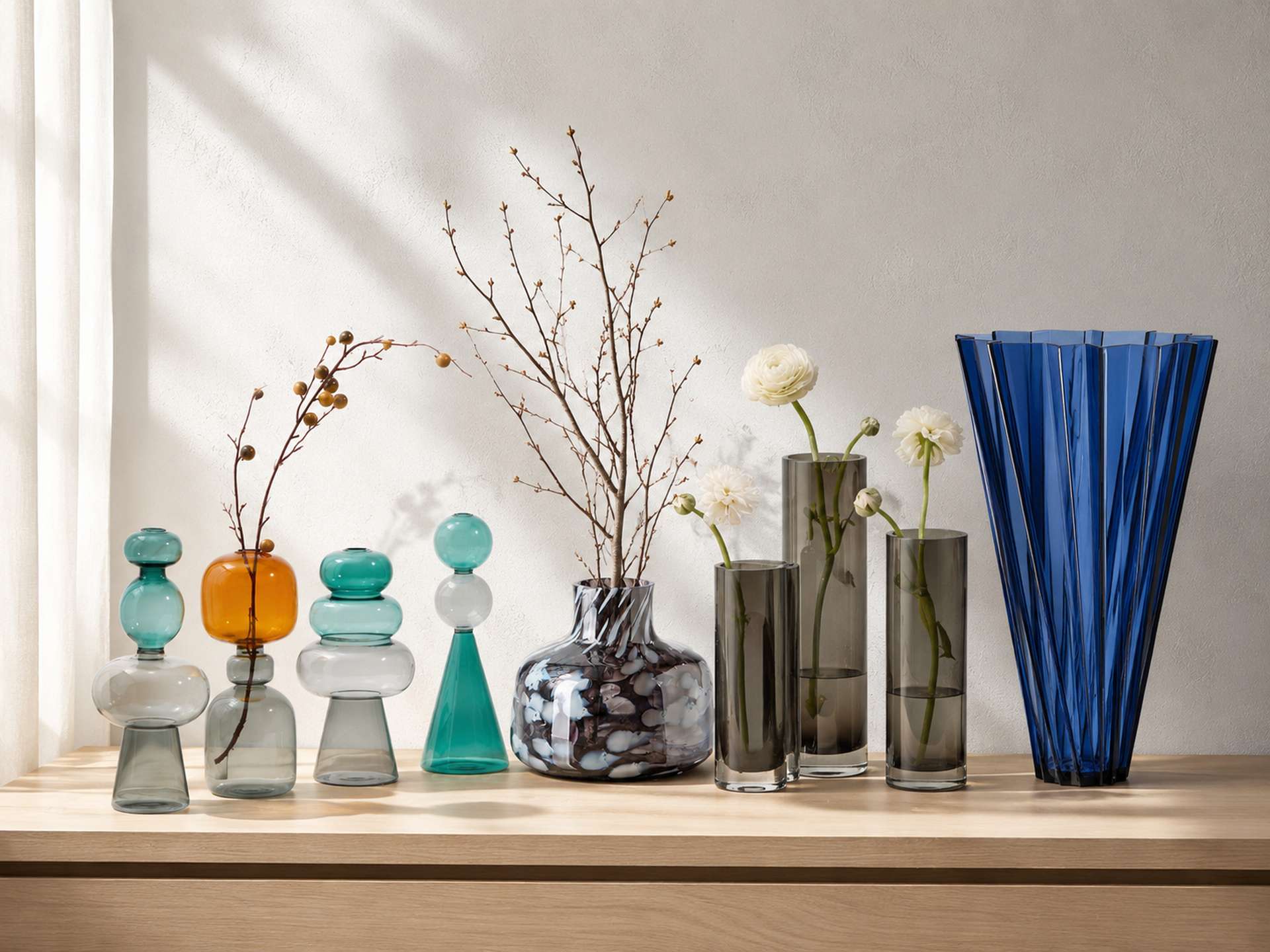 Bunte Glasvasen in verschiedenen Farben und Formen für moderne Wohnräume