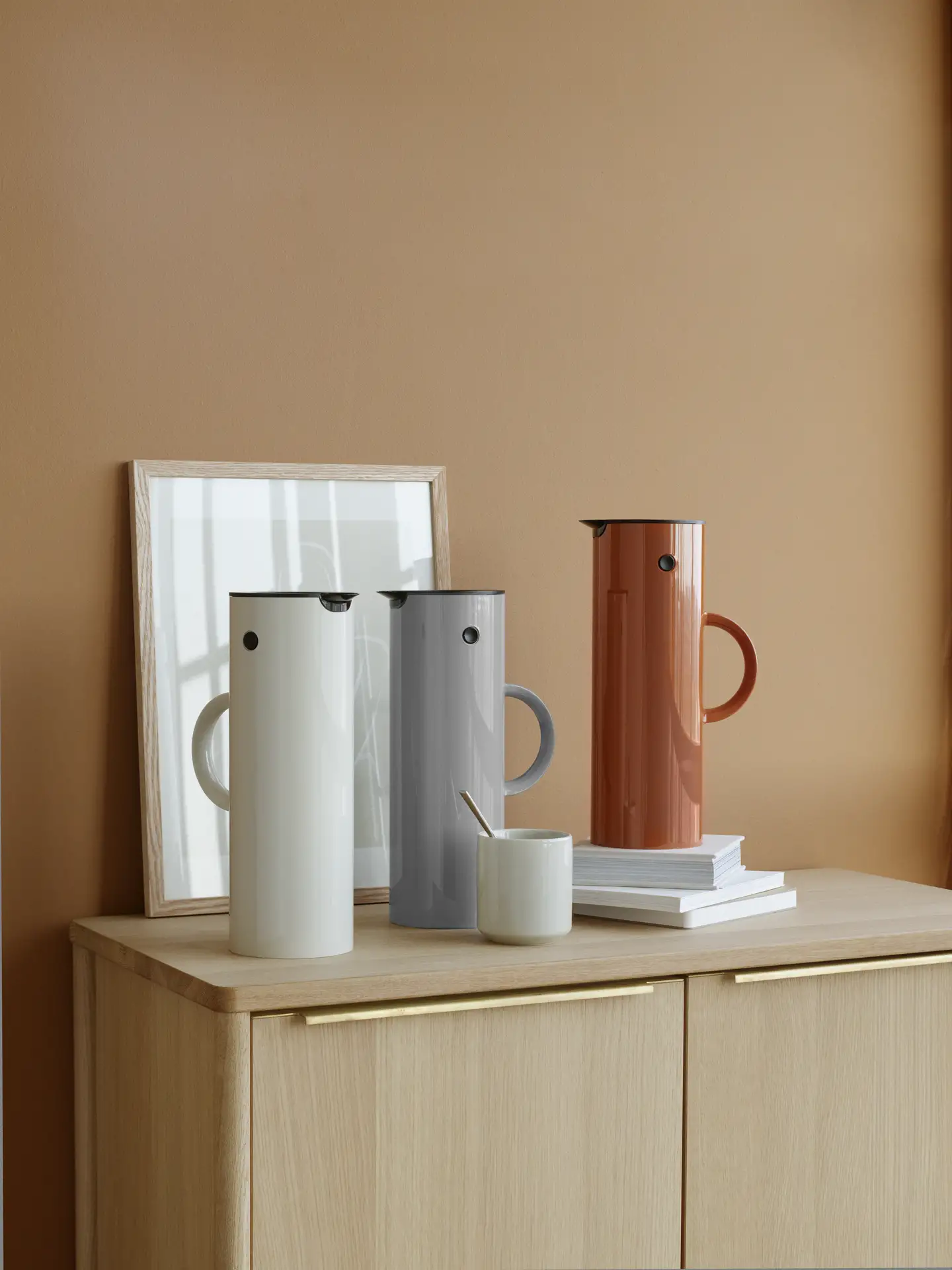 Stelton_918_1800_1803_EM77_1L_Lifestyle.webp EM77 Isolierkanne 1L H 30cm