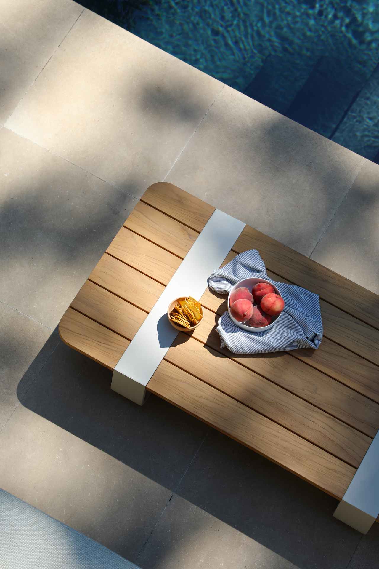 Dox flacher Lounge Tisch mit Teak Oberfläche