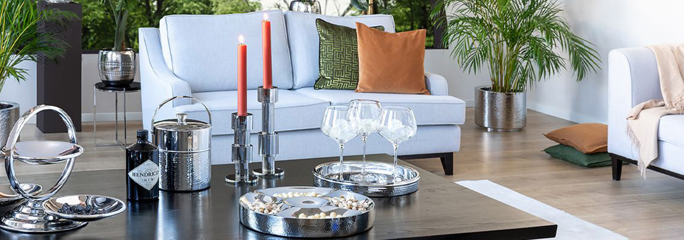 Fink Wohnaccessoires Zusammenstellung Fink Wohnaccessoires in Silber auf einem Couchtisch