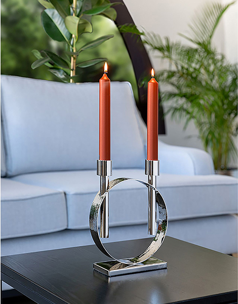 Runder Fink Kerzenhalter Carpio Silber mit roten Kerzen