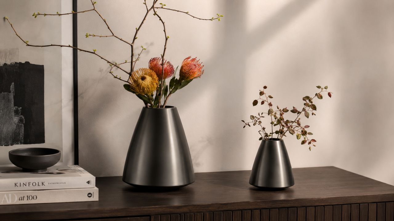 Lola vase philippi.jpg Lola konische Designvase in Edelstahl matt