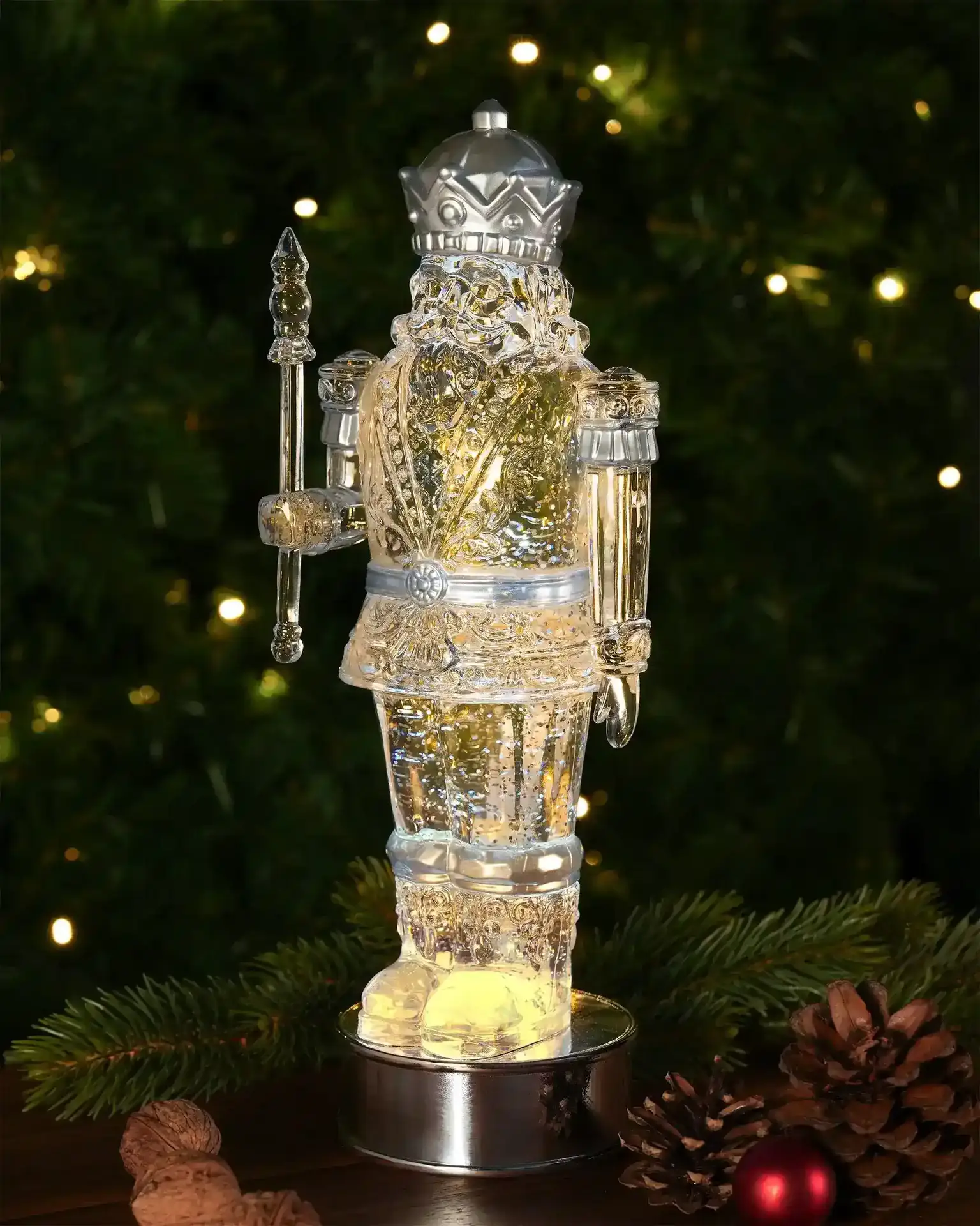 72498_1_glamor_morderner_led_nussknacker_silber_1.webp GLAMOR moderner LED Nussknacker Silber