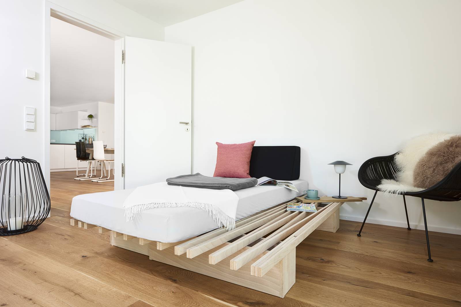 Tojo Design Möbel Bett groß mit Matratze in einem Schlafzimmer