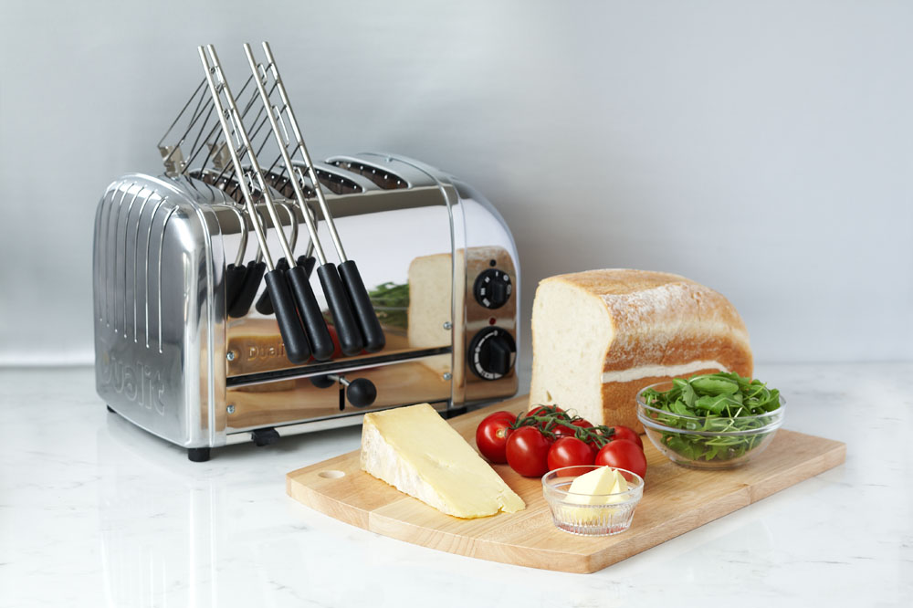 Dualit Classic Toaster 4-Schlitz-polished mit Sandwichzange-Lifestyle-web Classic Toaster Premium 2-Schlitz inkl. Gratis Sandwichzange Metallic-Anthrazit