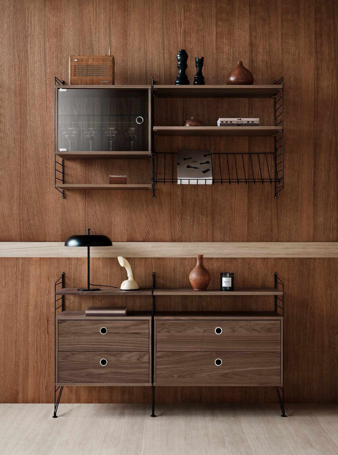 String System Hängeschrank mit Schwingtür aus Glas 58/42/30 Dunkle Eiche