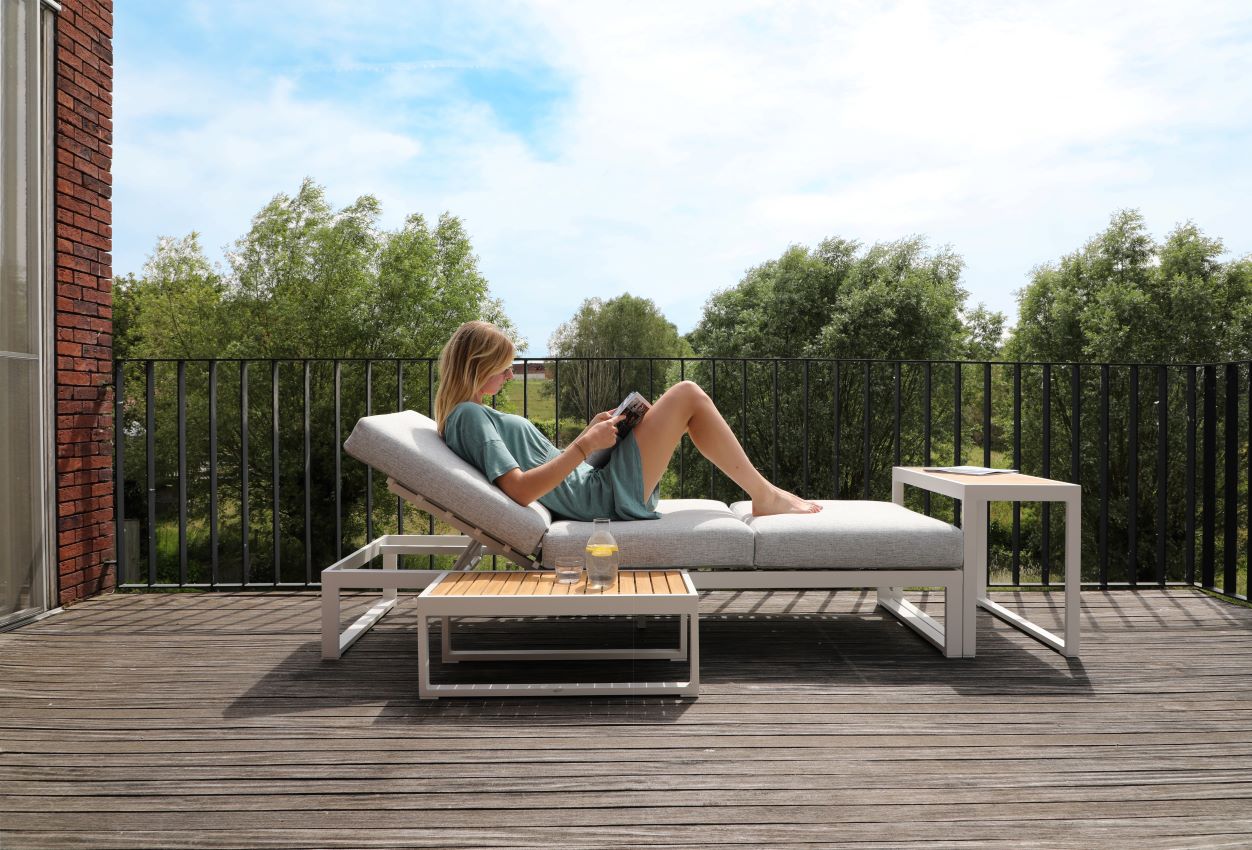 Nest flacher Outdoor Beistelltisch aus Teak Oberfläche Nest flacher Outdoor Beistelltisch aus Teak Oberfläche Mokka