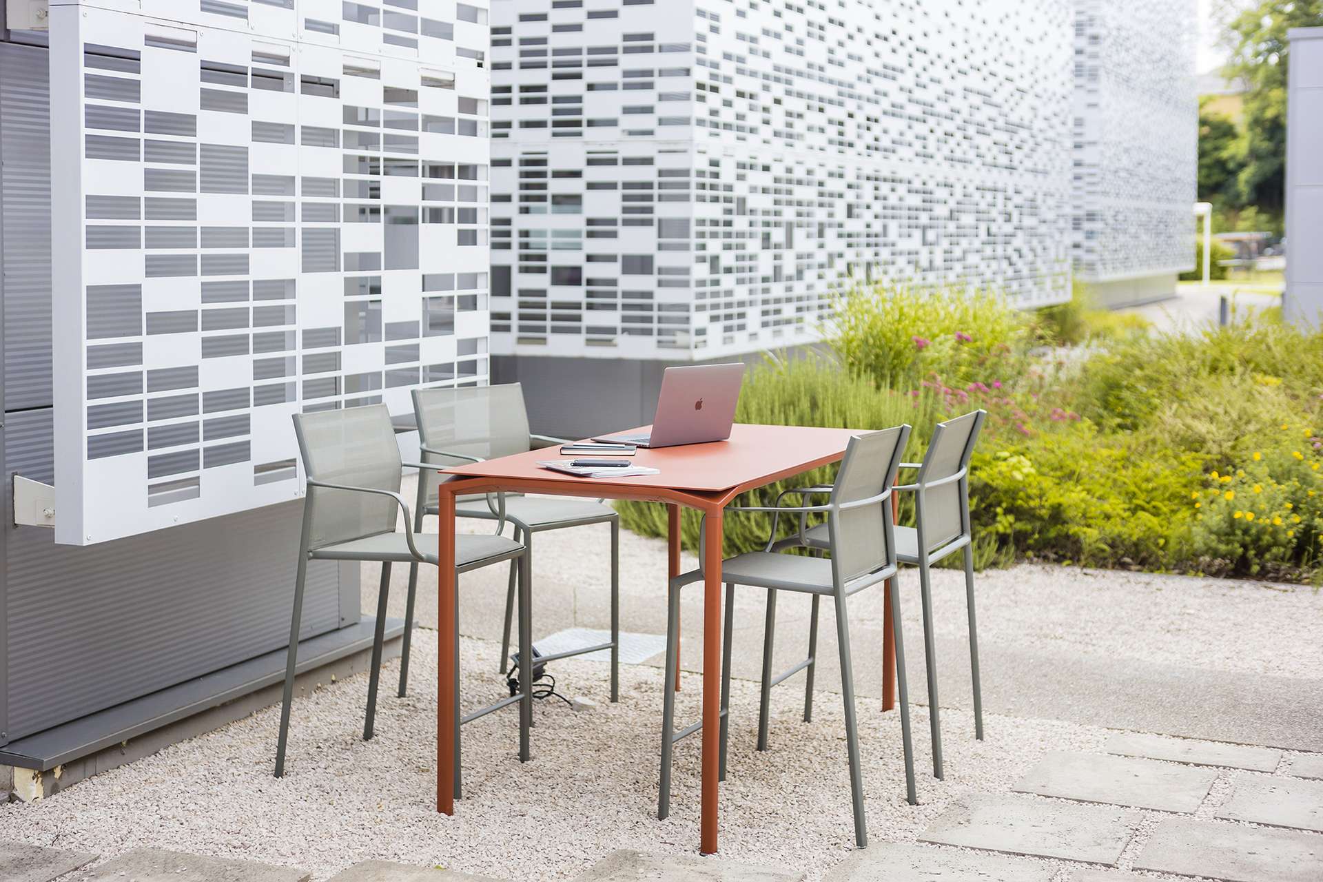 Calvi Outdoor-Gartentisch Mineral Grau-Kreta 160x80 cm mit Dekton® Platte 01 Baumwollweiß Calvi Tisch Mineral Weiß-Aeris 160x80 cm – Outdoortisch mit Dekton-Platte