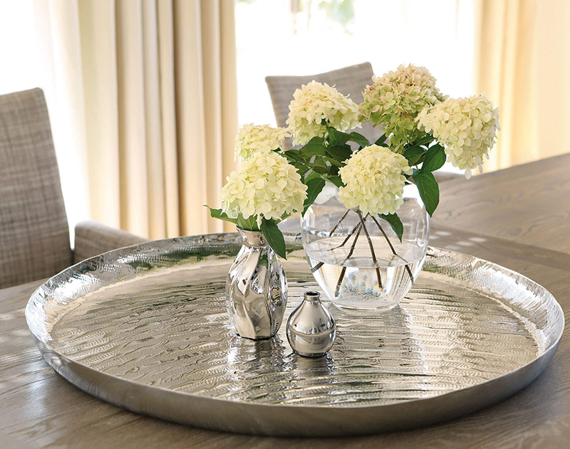 Luxus Deko Tablett silber Luxus Deko Tablett in Silber Optik auf einem Esstisch