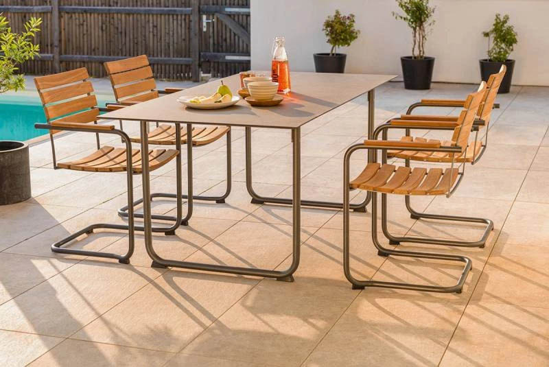 Gartenmöbel Teakholz Sitzgarnitur Gartenmöbel Sitzgarnitur bestehend aus einem Tisch und vier Stühlen aus Teakholz