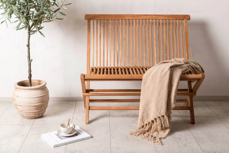 Teakholz Faltbank die richtig gereinigt und gepflegt wurde