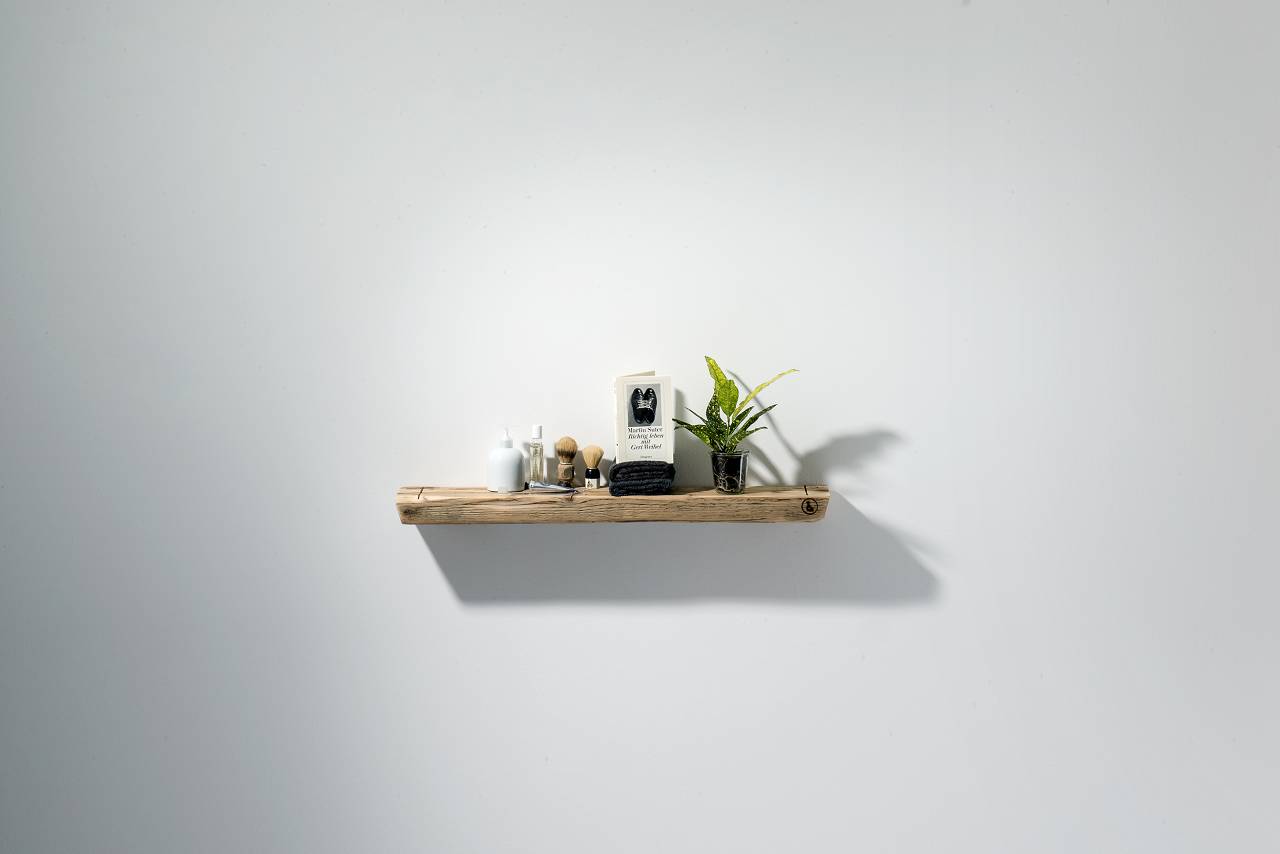 weld & co Wandregal Holz Wandregal aus Altholz von weld & co an einer weißen Wand mit Deko darauf