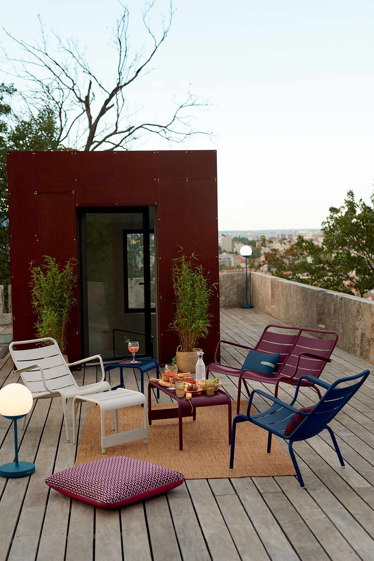 Luxembourg kleiner Tisch / Fußablage Luxembourg kleiner Tisch / Fußablage