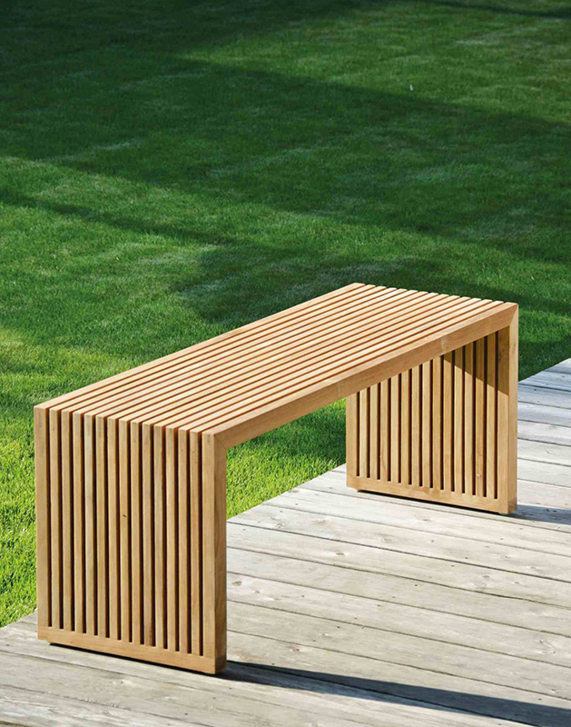 Jan Kurtz Bank Tivoli Minimalistische Outdoor Gartenbank Tivoli aus Holz von Jan Kurtz auf einer Terrasse stehend