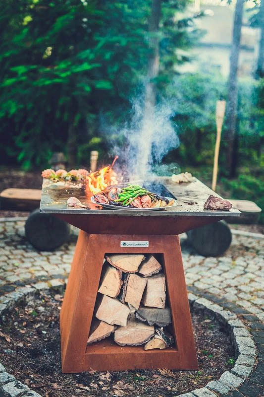 Quan Garden Art Plancha groß Quan Garden Art Grill mit Plancha, auf dem einige Lebensmittel gerade zubereitet werden