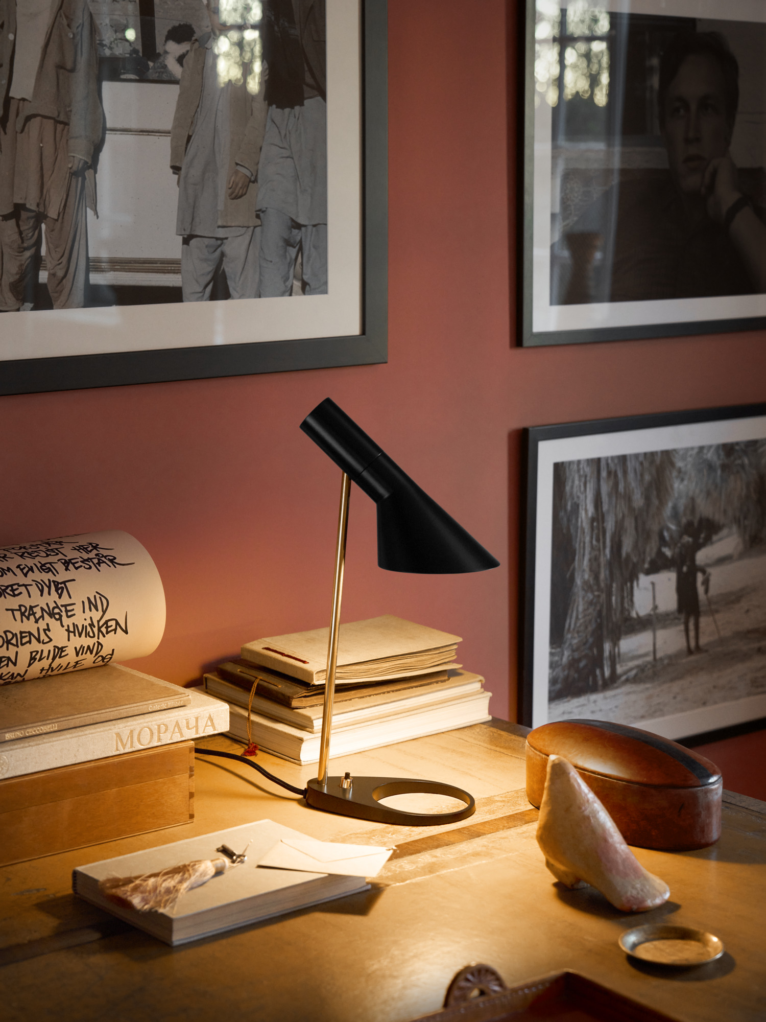 louis poulsen tischleuchte aj mini messing schwarz Die edle Louis Poulsen AJ mini Tischleuchte in Messing/Schwarz auf einem Schreibtisch