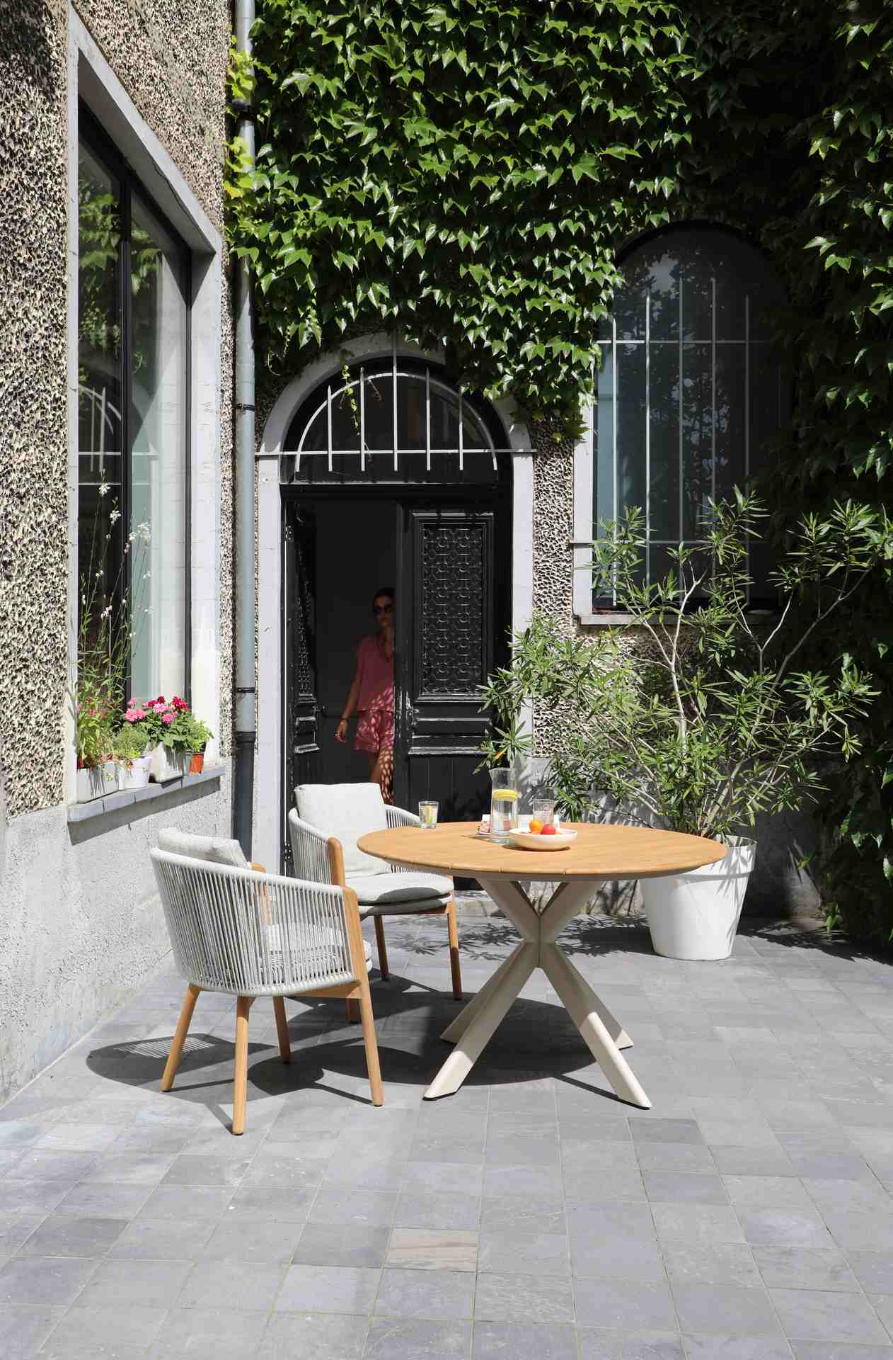 XX Runder Esstisch mit Teak Oberfläche Outdoor XX Runder Esstisch mit Teak Oberfläche Outdoor Kohle