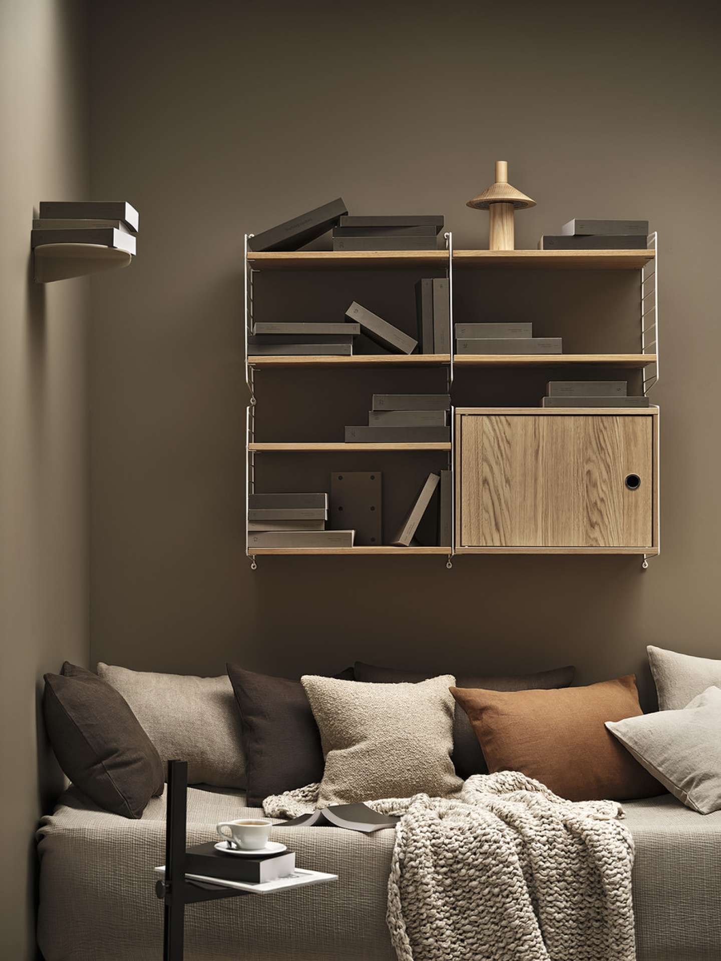 String System Hängeschrank mit Schwingtür String System Hängeschrank mit Schwingtür Walnuss natur 58/42/30