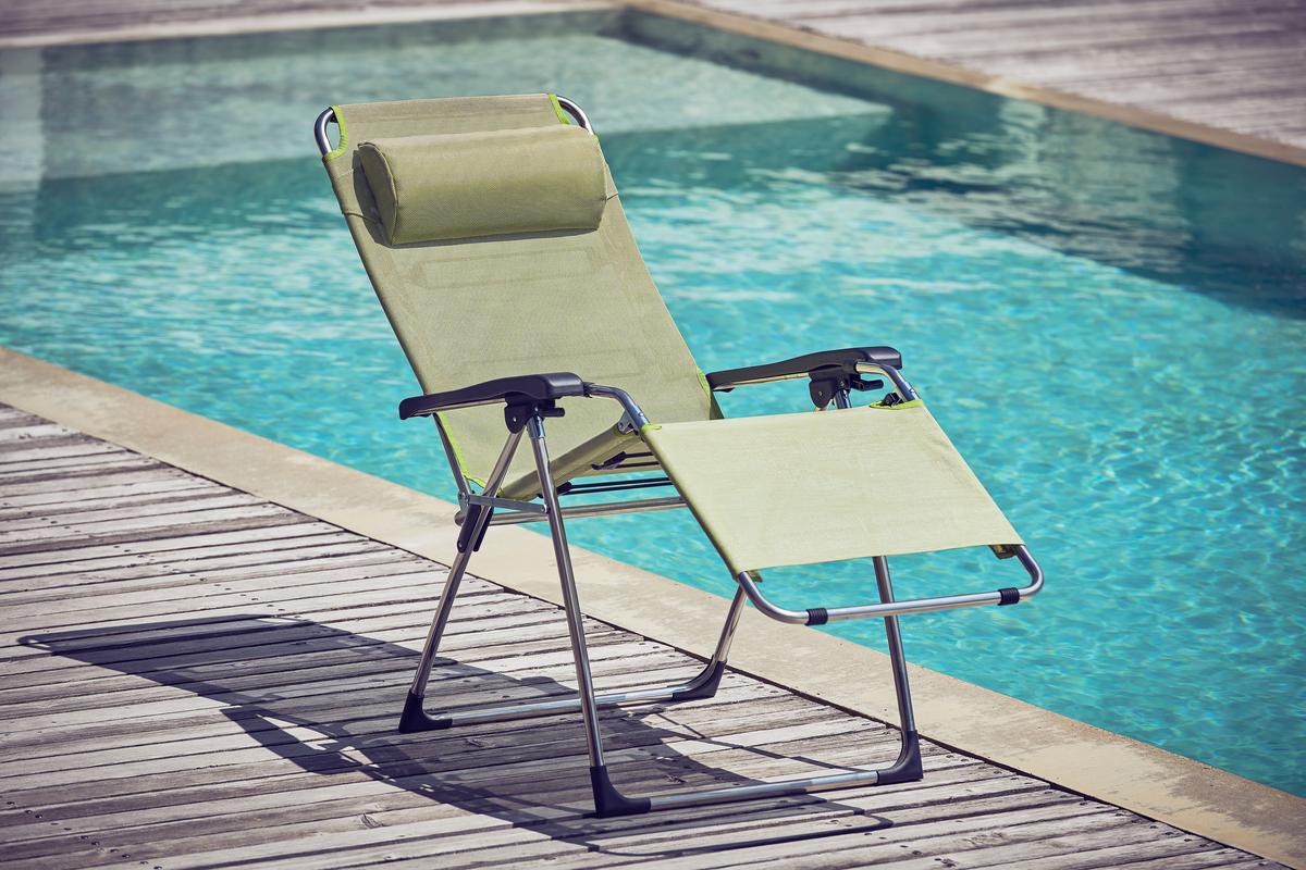 Fiam Amida xxl Liegestuhl in grün neben einem Pool