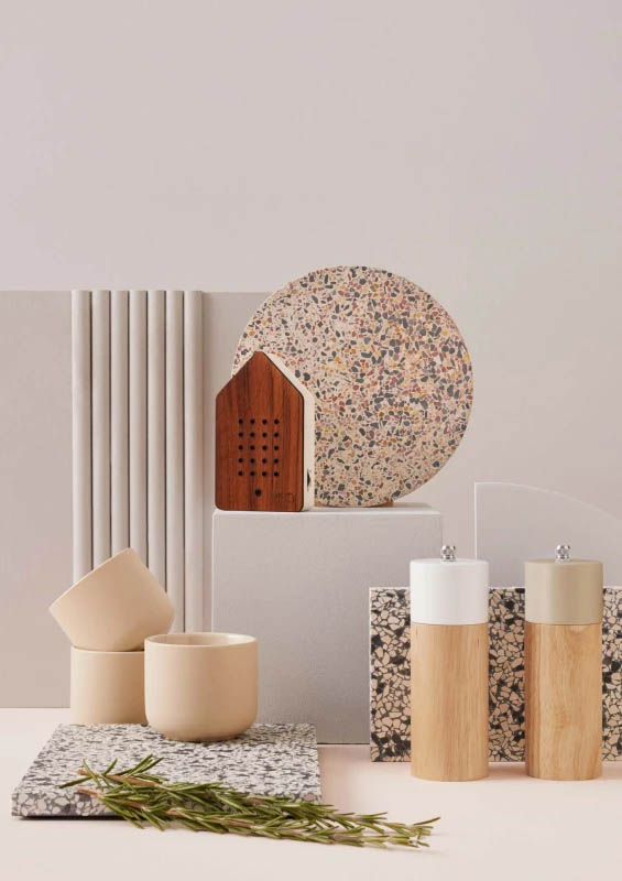 Relaxound Geräuschebox Eiche Die Relaxound Geräuschebox in Eiche auf einem Podest, mit Dekoartikeln davor