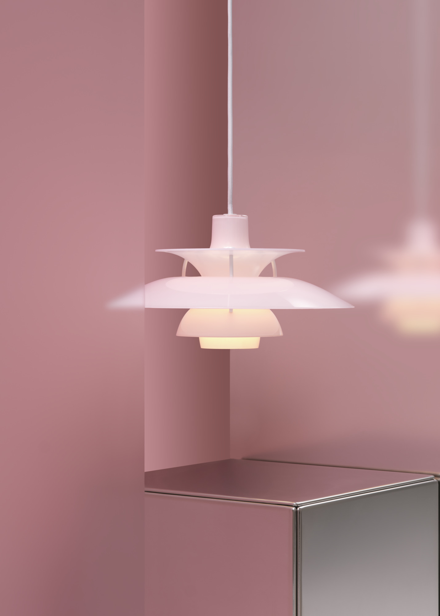 AW26-PH-5-320-Opal-Pendant-Pink-Campaign-9-ON.jpeg PH 5 Ø320 Pendelleuchte Opal Rosa
