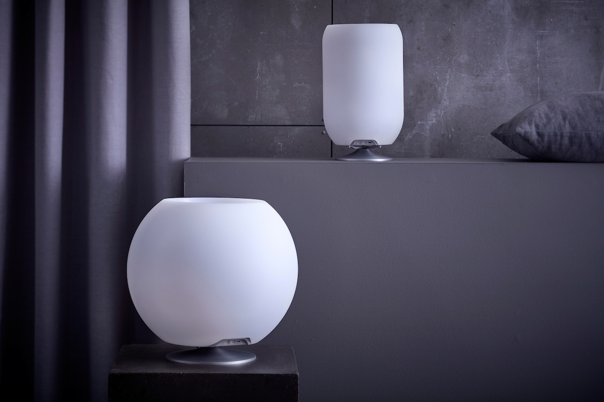 Atmos – Akku-Tischleuchte mit Bluetooth-Lautsprecher in Messing Atmos – Akku-Tischleuchte mit Bluetooth-Lautsprecher in Messing