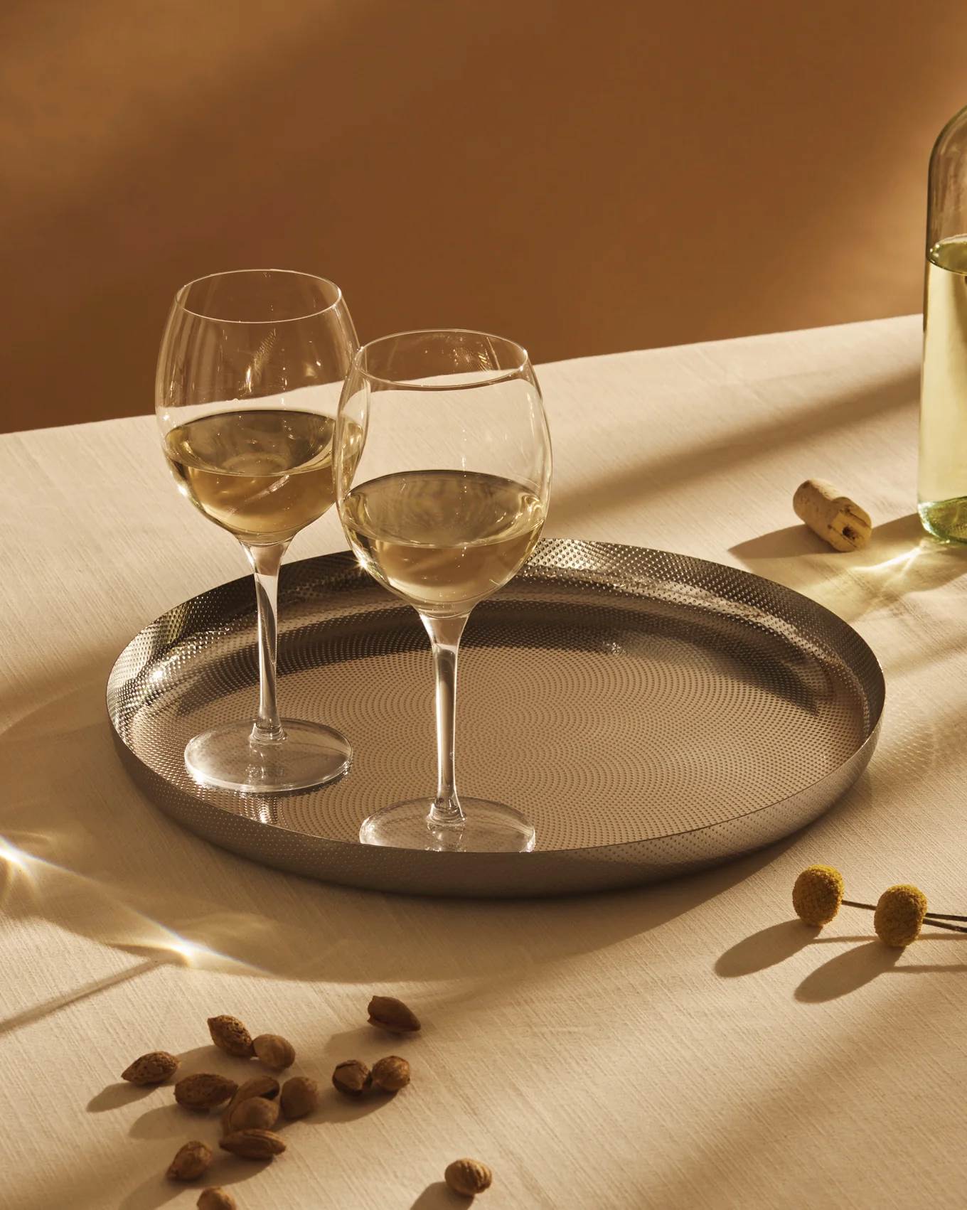 Tablett rund aus Edelstahl – elegantes Serviertablett mit strukturierter Oberfläche Tablett rund aus Edelstahl – elegantes Serviertablett mit strukturierter Oberfläche