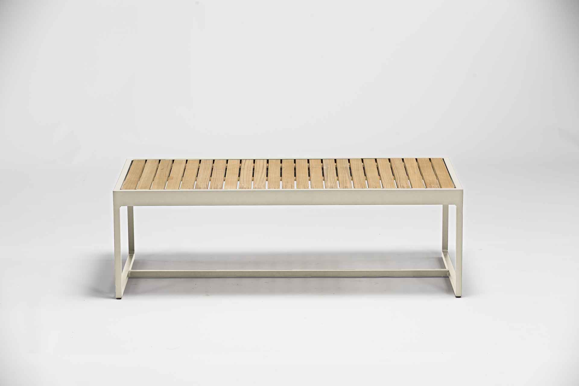 Nest flacher Outdoor Beistelltisch aus Teak Oberfläche Mokka