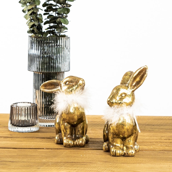 Hasenfigur Gold mit Federboa, Ohren angelegt – stilvolle Osterdeko