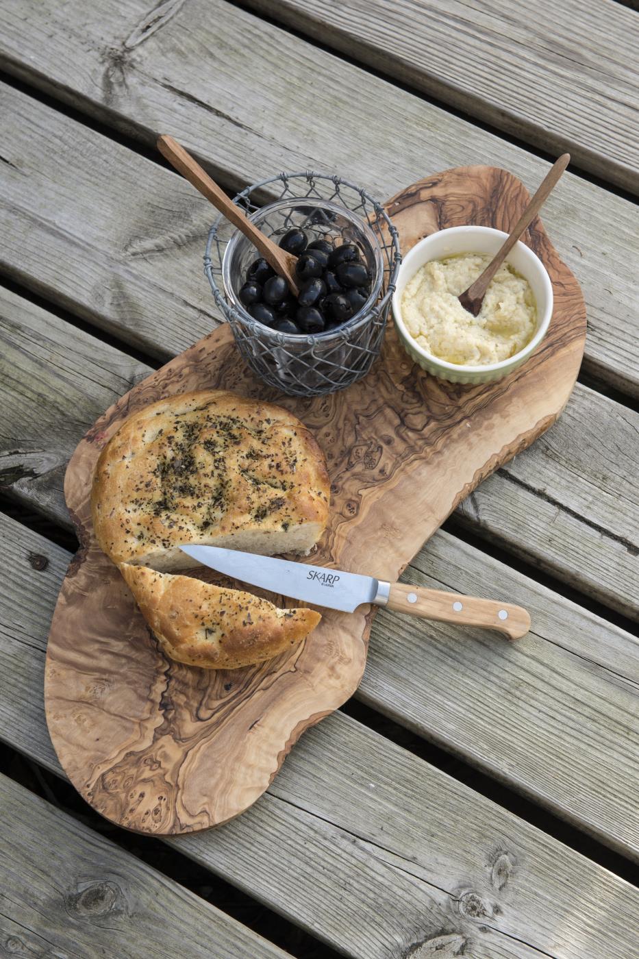 Servierbrett aus Olivenholz von IB Laursen mit Oliven, Butter und einem Brot