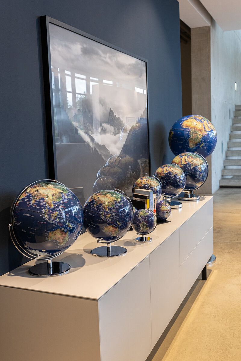 Tischglobus „Lunar“ – Design-Globus 20 cm mit Metallfuß