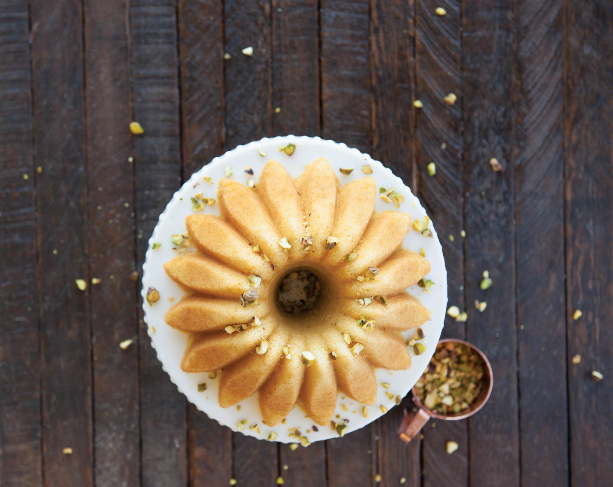 84177_Lotus Bundt_Overhead Backform Lotus Bundt Pan 1,2 Liter