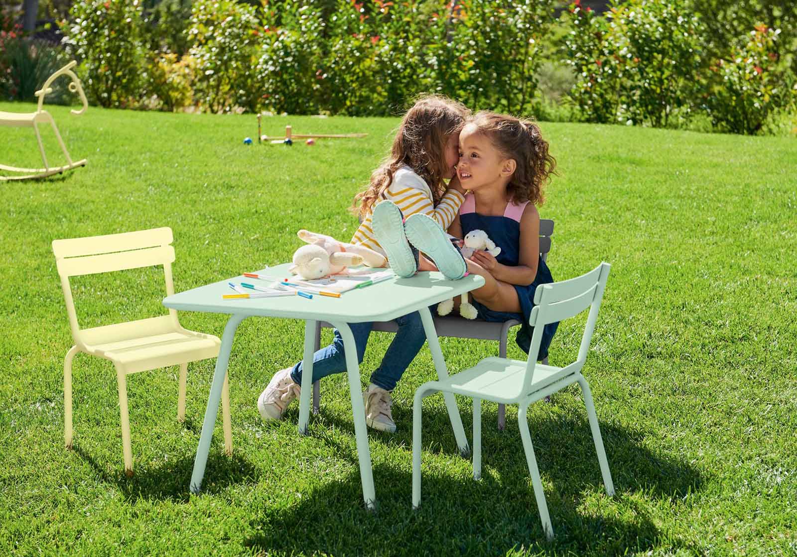 Kinderstuhl Luxembourg Kid aus Aluminium Latte Beige Kinderstuhl Luxembourg Kid aus Aluminium Latte Beige