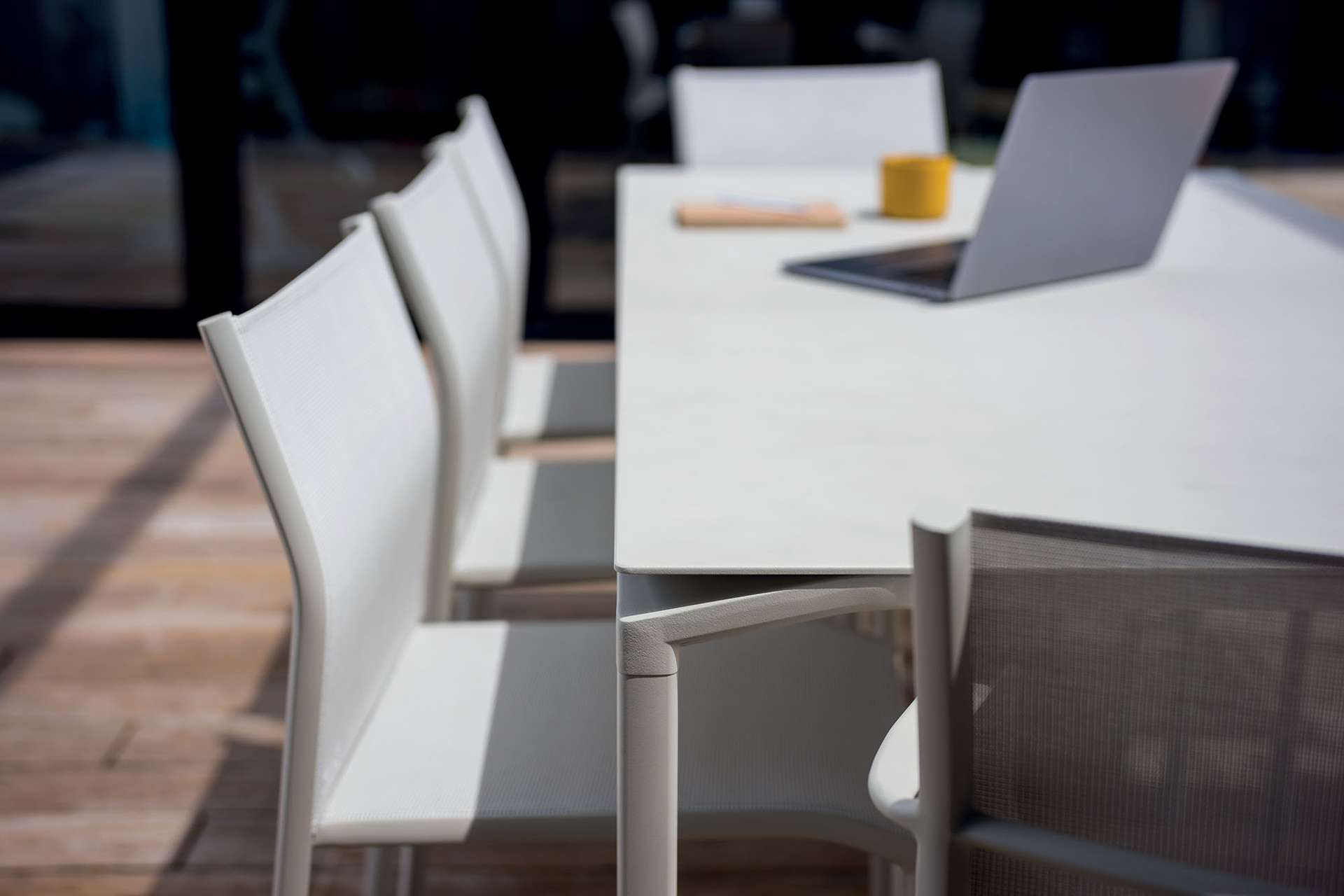 Großer Calvi Tisch Mineral 195x95 cm - Outdoortisch mit Dekton-Platte Großer Calvi Tisch Mineral 195x95 cm - Outdoortisch mit Dekton-Platte E2 Kandierte Orange E9 Weiß-Aeris