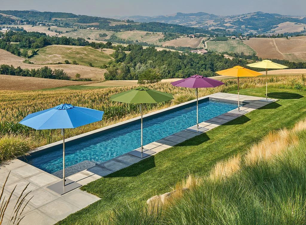 Premium Gastroschirme Outdoor Fünf verschieden-farbige Gastroschirme neben einem Pool