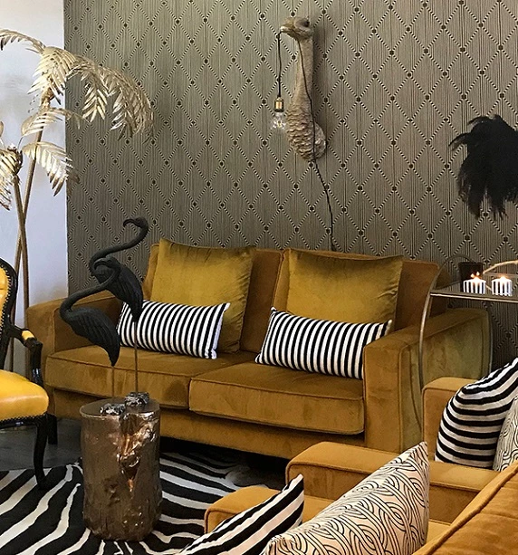 Werner Voß Deko Braune Couch umgeben von Werner Voß Deko Artikeln