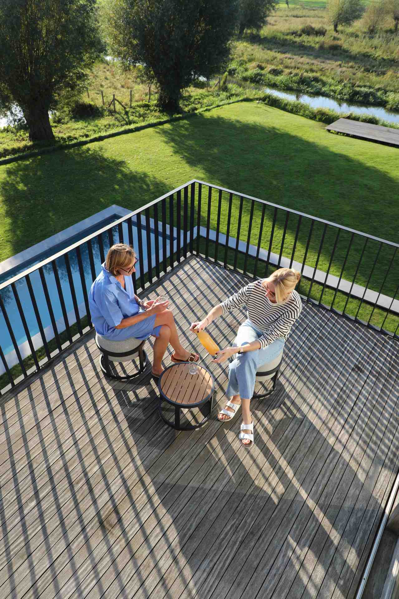 Totem Hocker Set + Coffee Table für den Garten Totem Hocker Set + Coffee Table für den Garten Mokka