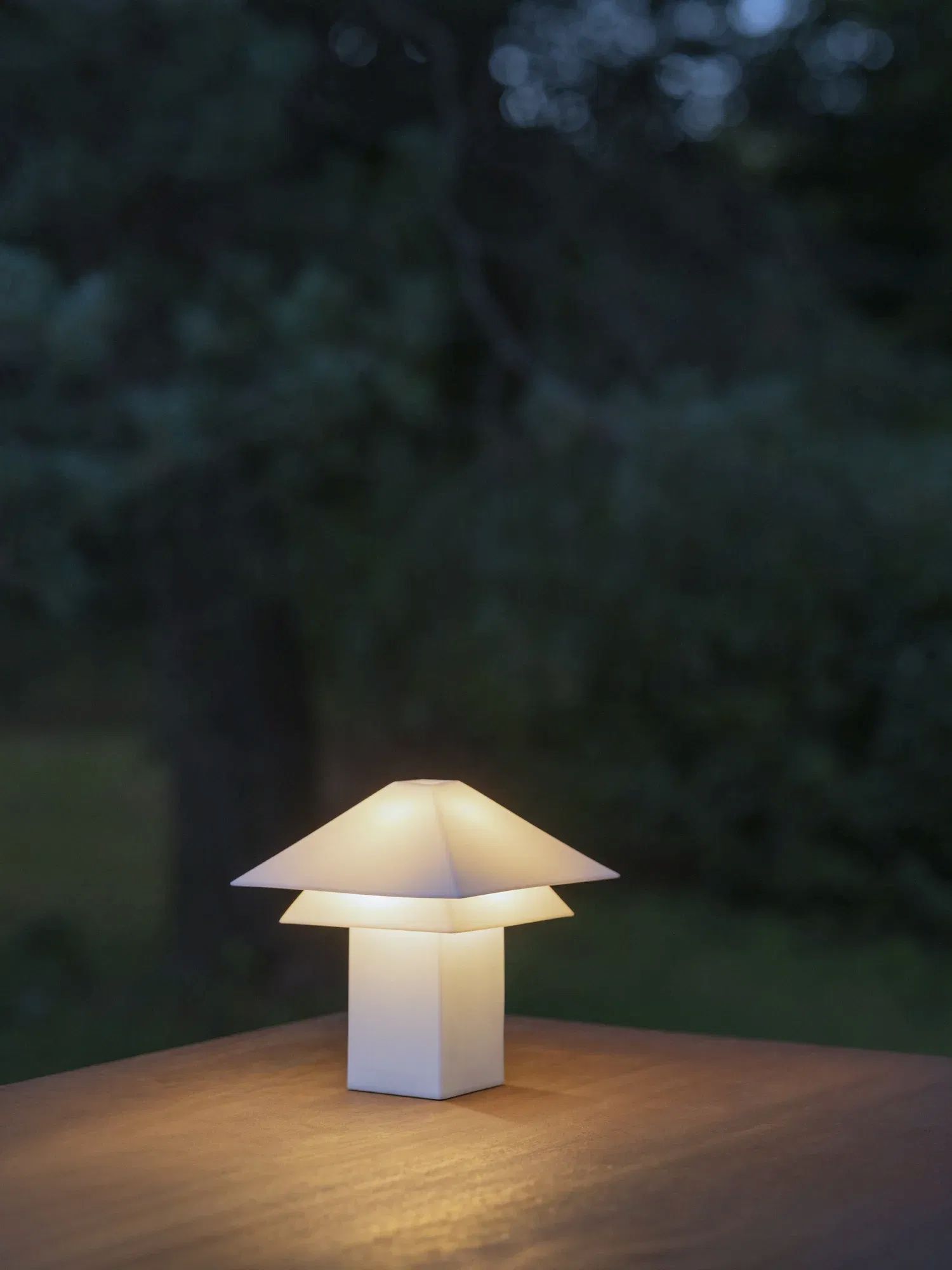 Sanaka Mobile LED-Leuchte im Origami-Design weiß
