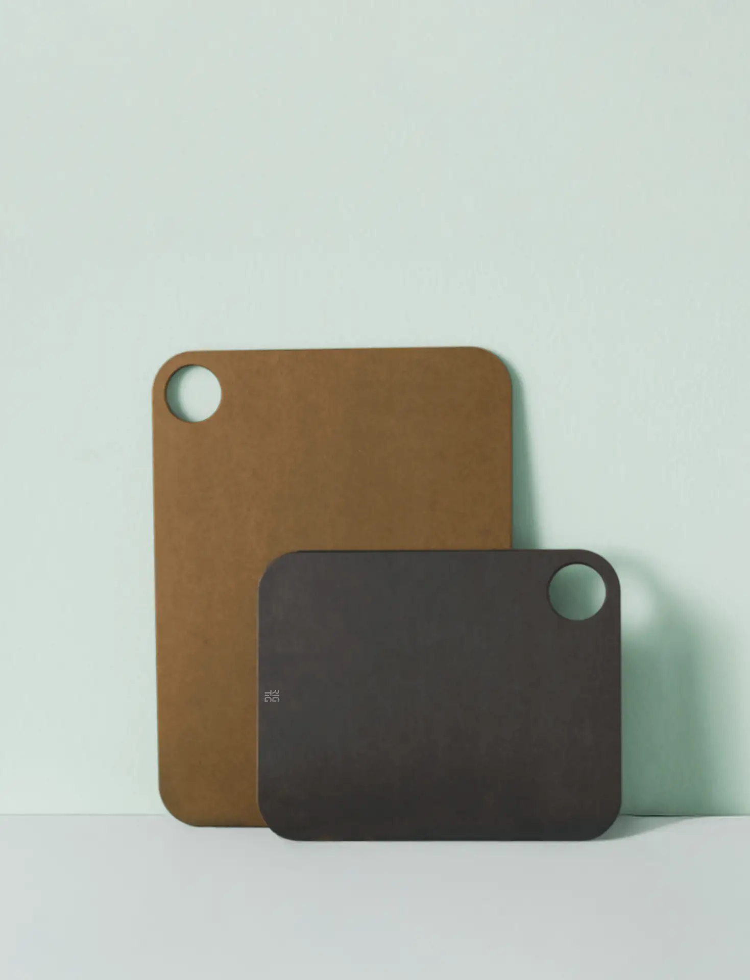 RIG-TIG_Z00322-1_Z00323_CUT-IT_Lifestyle.webp CUT-IT Schneidebrett aus Holzfasern Schwarz 39,8 x 29,8 cm