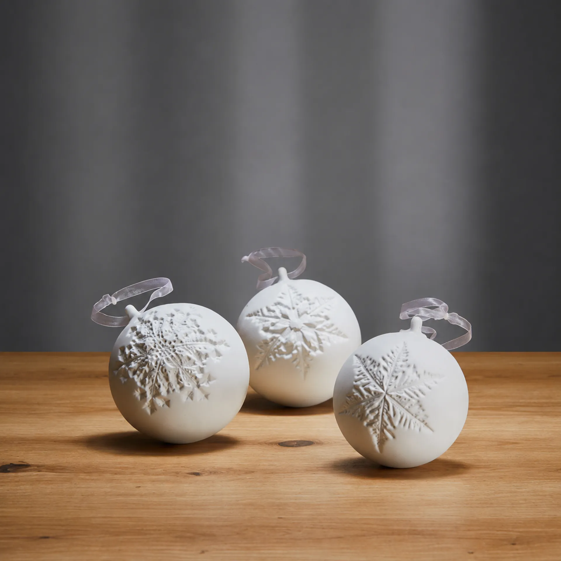 ESCADILLA Weihnachtskugel aus edlem Biskuitporzellan