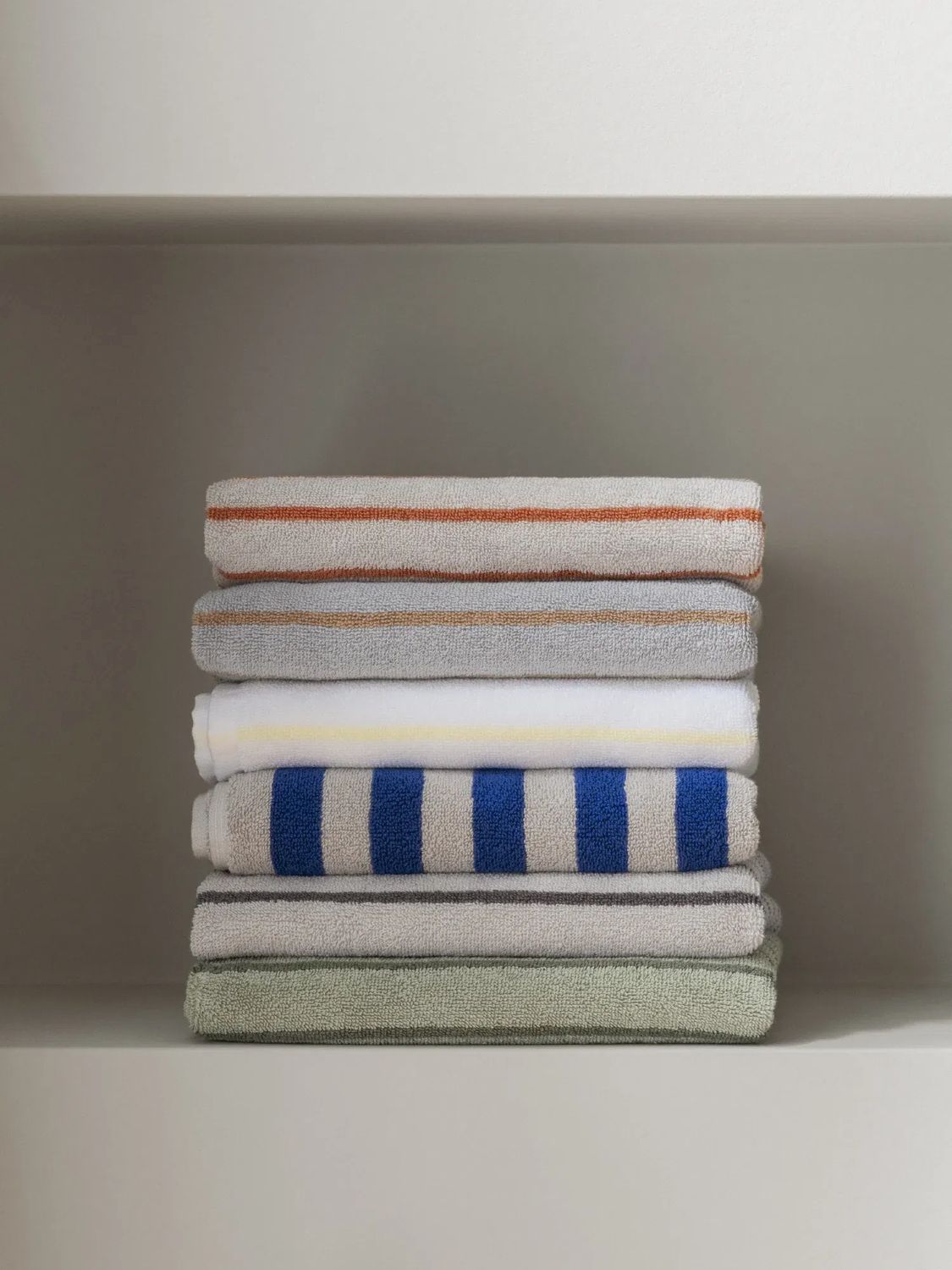 Arto weiches Badetuch - Streifendesign Amber Brown schmale Streifen Arto weiches Badetuch - Streifendesign Mazarine Blau schmale Streifen